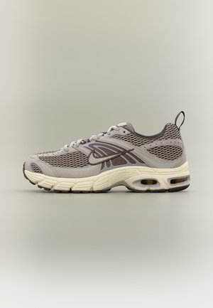 Nike Sportswear, AIR MAX MOTO 2K UNISEX - Sneakers - college grey/light iron ore/dark violet ore/taupe haze/pale ivory