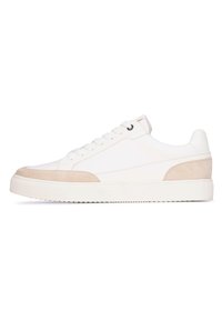 Zapatillas bajas de cuero blanco con acentos de ante beige, punta redonda, seis ojales y suela de goma texturizada. Diseño simple y minimalista.