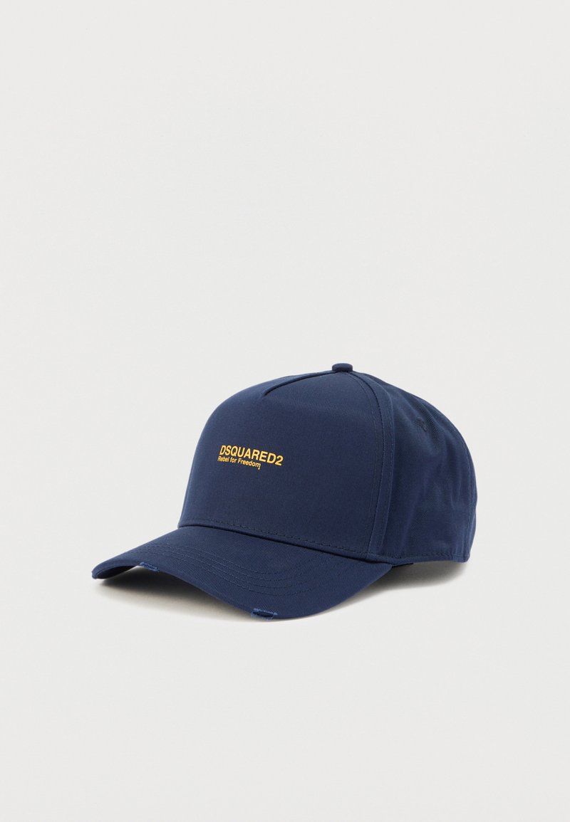 Casquette de baseball bleu marine en tissu, avec une visière courbée et un texte de logo jaune brodé à l'avant. Texture lisse, arrière réglable.