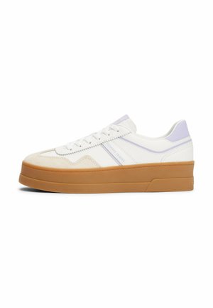 Baskets blanches avec une touche de violet, présentant un dessus en daim et synthétique, une semelle en caoutchouc épaisse et un design de lacets plats. Étiquette de la marque sur la languette.