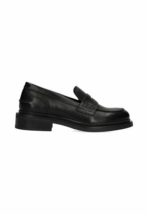 Zwarte leren loafer met lage blokhak, mocassin neus en een gestikte band over de bovenzijde, zijaanzicht op een witte achtergrond.