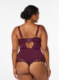 Barsel-body i dyb bordeaux med blonder ved hofterne og et lille nøglehulsmønster bagpå. Justerbare stropper for pasform.