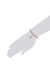 Pulsera de metal trenzado en oro rosa que presenta un colgante en forma de corazón decorado con cristales transparentes. Textura suave con un acabado brillante.