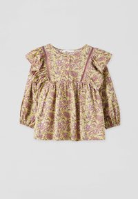 Blouse à manches longues à motif floral rose et jaune, détails à volants sur les épaules, devant boutonné et poignets élastiques.