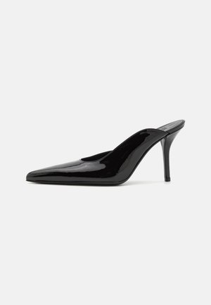 Mule-uri cu toc înalt din piele lacuită neagră, cu vârful ascuțit și o siluetă elegantă, având un spate deschis și un toc subțire stilletto.