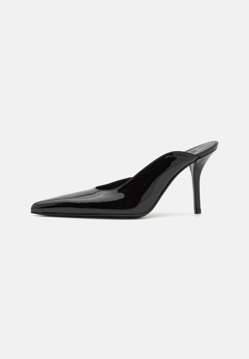 Must musta nahkkängad terava ninaga ja sujuva siluetiga, avatud tagusega ja peene stiletto kontsaga.