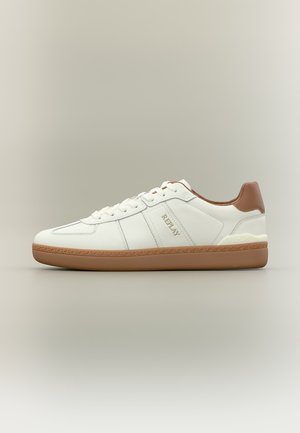 Λευκό χαμηλό sneaker με καφέ σόλα και φτέρνα, δερμάτινο επάνω μέρος, σχέδιο με κορδόνια και σήμανση "REPLAY" στη πλευρά.