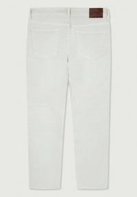 Jeans blancos con corte recto, que presentan dos bolsillos traseros y un parche de cuero marrón en la cintura. Textura de denim suave.
