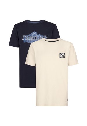 Twee t-shirts met korte mouwen en ronde hals, één beige met een klein logo op de borst, één marineblauw met een groot blauw-wit Petrol Industries-beeld.