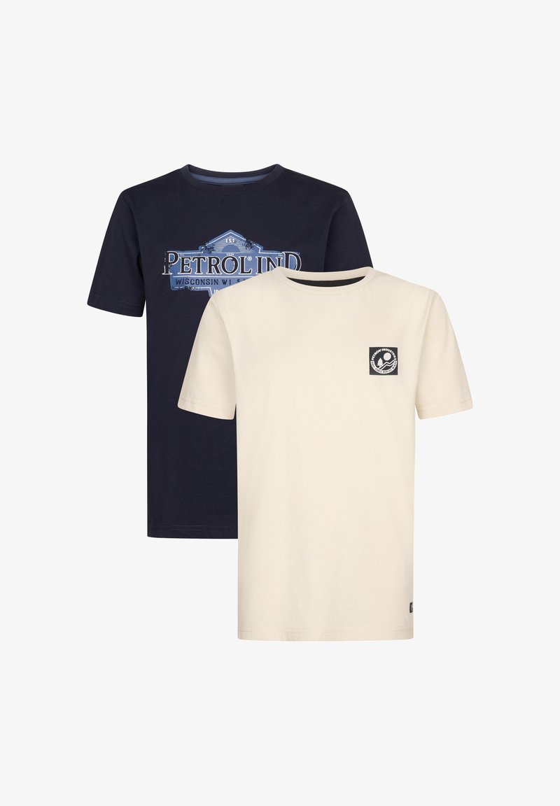 Deux t-shirts à manches courtes et col rond, l'un beige avec un petit logo sur la poitrine, l'autre bleu marine avec un grand graphisme bleu et blanc de Petrol Industries.