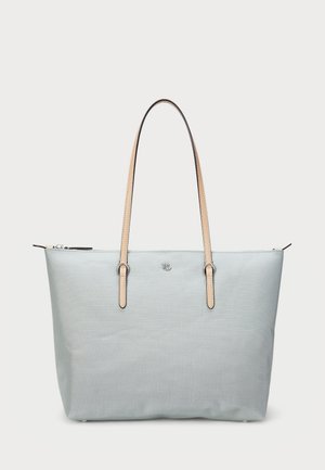 Sac fourre-tout bleu clair avec des bretelles d'épaule beige, une fermeture éclair argentée et un petit logo métallique au centre avant.