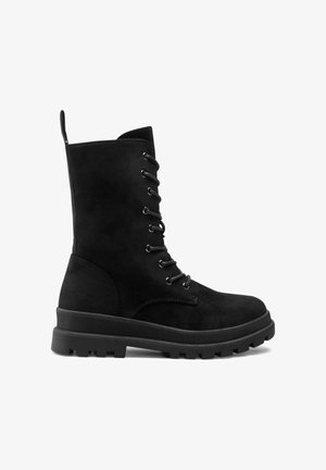 Czarny sznurowany trzewik bojowy z grubą gumową podeszwą z bieżnikiem i pętelką z tyłu, o matowym wykończeniu z zamszu.