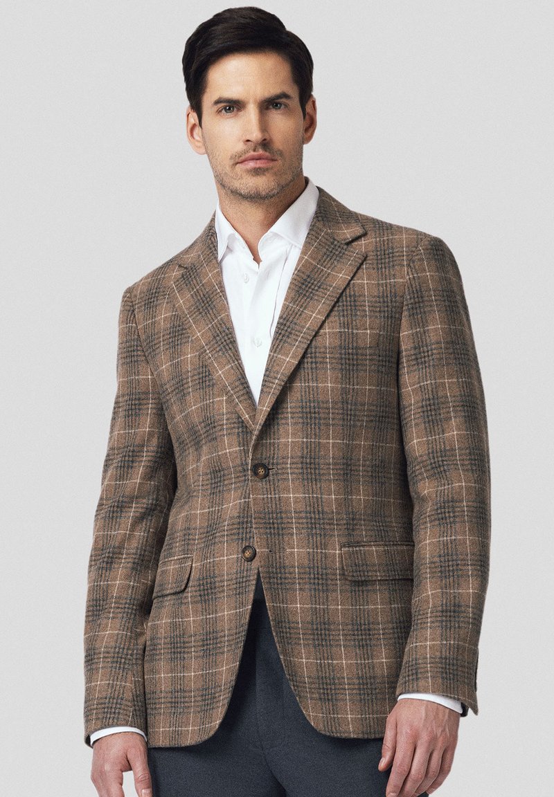 Brązowa marynarka w kratę z niebieskimi akcentami i dwoma guzikami. Posiada klapy w stylu notched oraz przednie kieszenie, wykonana z teksturowanej wełny.
