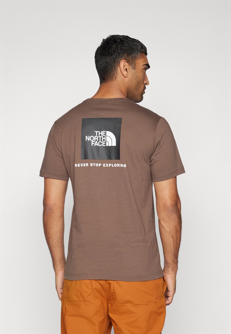 The North Face M SS BOX NSE TEE - T-shirts print - smokey brown/black