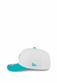 Weißer Baseballhut mit türkisem Schirm und Akzenten. Verfügt über eine durchbrochene Textur und ein Logodetail an der Seite.