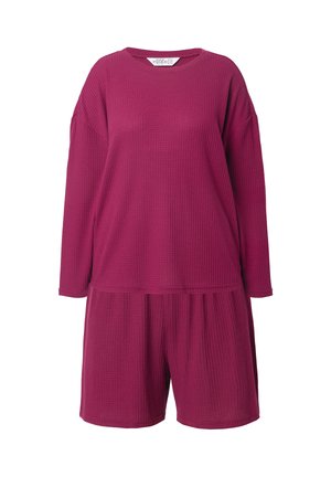 Vaffelstruktureret loungewear-sæt i dyb magenta, med en løs langærmet top og matchende shorts med elastisk talje.