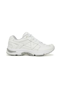 Witte sportieve schoen met een textuur van leer en mesh bovenkant, een gevoerde zool en een prominent logo aan de zijkant. Heeft een vetersluiting.