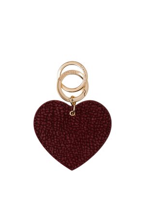 Portachiavi a forma di cuore in pelle rossa scura con texture, dotato di due anelli dorati incisi con la scritta "BOREONESE" su uno sfondo bianco.