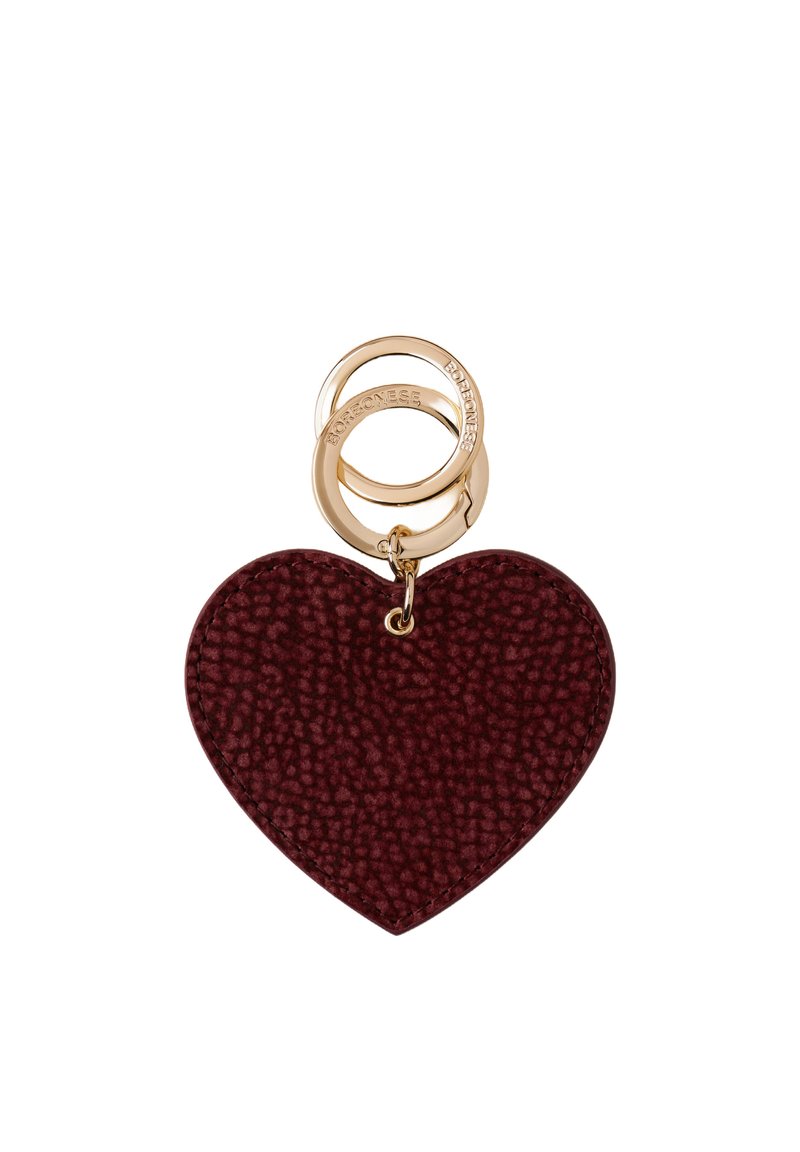 Porte-clé en cuir texturé rouge foncé en forme de cœur avec deux anneaux dorés gravés de "BOREONESE" sur un fond blanc.