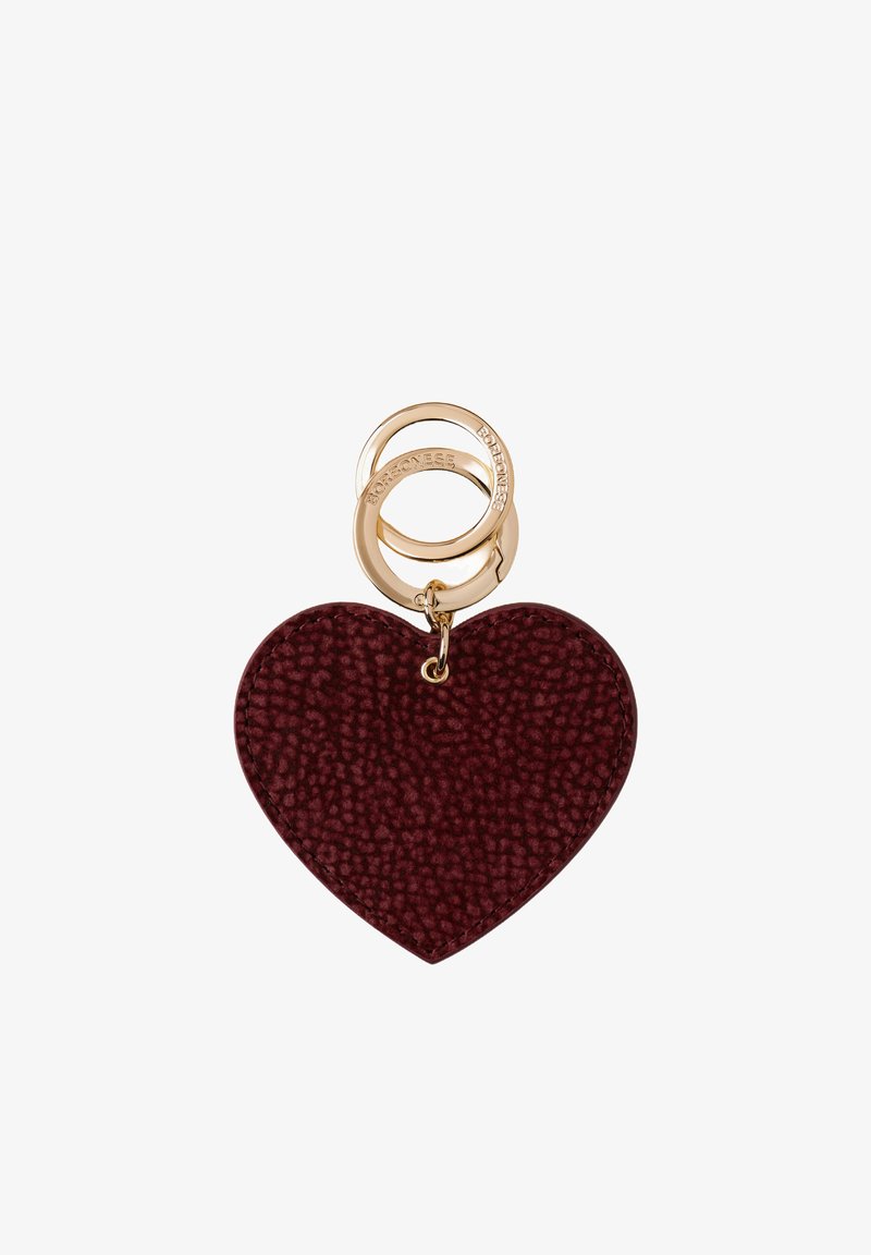 Porte-clé en cuir texturé rouge foncé en forme de cœur avec deux anneaux dorés gravés de "BOREONESE" sur un fond blanc.
