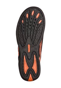 Semelle de chaussure en caoutchouc noir avec des accents orange, dotée de motifs de grip texturés et de trous de ventilation pour une meilleure traction et respirabilité.