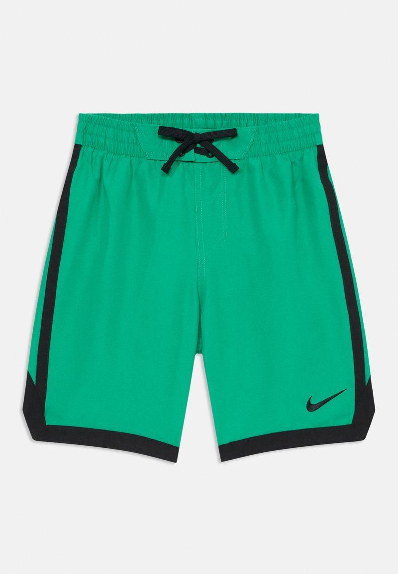 Πράσινα μαγιό με μαύρες πλευρικές πινακίδες, ελαστική μέση και κορδονάκι. Διαθέτει ένα μικρό μαύρο λογότυπο Nike στο μπροστινό μέρος.