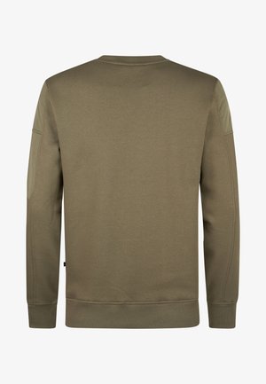 Oliwkowy sweter z ściągaczami przy mankietach i dolnym brzegu, wykonany z gładkiego materiału i z okrągłym dekoltem. Zaprojektowany z poduszkami na ramionach.