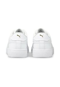 Sneaker bianche con tomaia in pelle liscia, dettagli testurizzati e logo Puma dorato sul tallone. Presentano una suola in gomma bianca multitesturizzata.