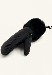 Crne podstavljene rukavice s umjetnim krznom na rubu, s praktičnim dizajnom i kopčom za sigurno zatvaranje. Mekana tekstura i izolirane za toplinu.