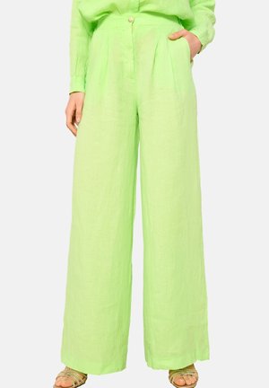 Pantaloni larghi verde chiaro realizzati in lino, con chiusura frontale a bottone e tasche laterali, con una finitura morbida e testurizzata.
