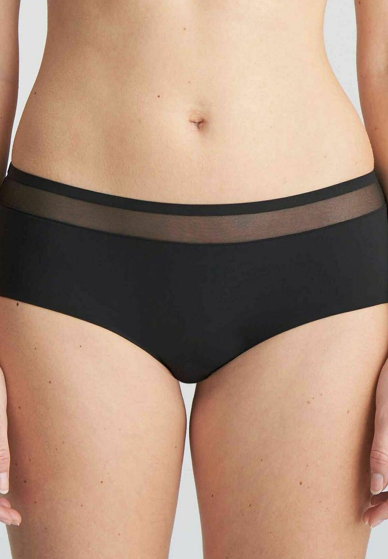 Panty hipster neri in un tessuto liscio, con un elastico trasparente in vita che aggiunge un sottile contrasto al design complessivo.