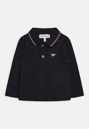 Czarna koszulka polo dla niemowląt z długim rękawem, dwoma guzikami, paskowanym kołnierzykiem i białym logo Emporio Armani na lewej piersi, rozmiar 9 miesięcy.