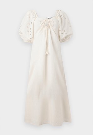 Kremowa midi sukienka z miękkiego materiału, z bufiastymi rękawami z wycięciami oraz detalem w postaci wiązania w kształcie otworu na przodzie.