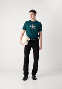 Calvin Klein Jeans HERO MONOGRAM TEE - Camiseta estampada - ponderosa pine