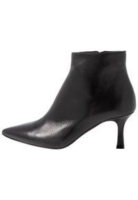 Mustat nahka nilkkurit, joissa on terävä kärki ja kapea, korkea korko. Silkkinen pinta ja minimalistinen muotoilu, takana lyhyt vetskari.