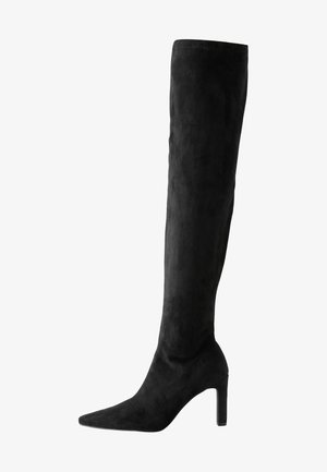 Põlve kõrgune must sametist stilettoga saabas, millel on terav nina ja sile tekstuur, millel on peen kõrge konts ja sujuv disain.