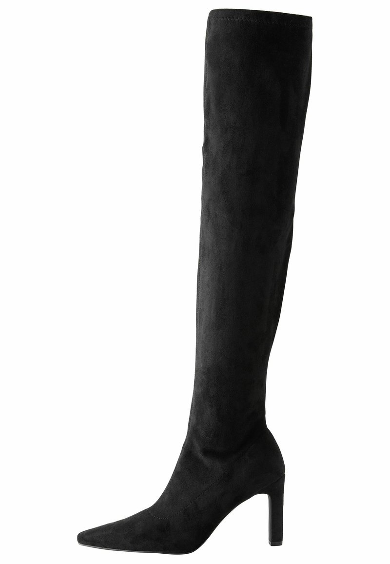 Knöchelhohe schwarze Wildleder-Stiletto-Stiefel mit spitzem Zeh und glatter Textur, ausgestattet mit einem schlanken hohen Absatz und nahtlosem Design.