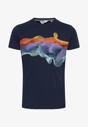 T-shirt en coton bleu marine avec un design graphique multicolore présentant des lignes fluides en orange, bleu et violet sur la poitrine.
