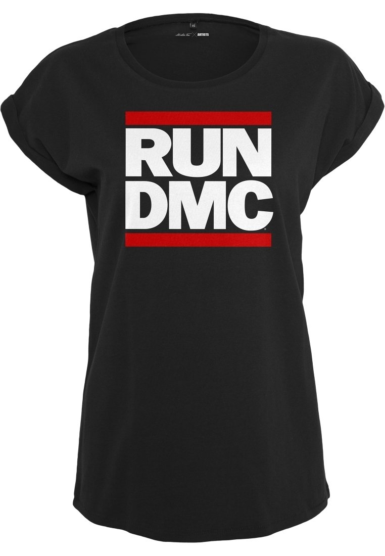 Svart bomullströja med korta uppvikta ärmar, prydd med en vit "RUN DMC"-logotyp i fet stil, omgivet av röda horisontella ränder.