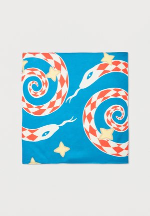 Panno quadrato blu con due serpenti a scacchi rossi e bianchi a spirale, intervallati da forme a stella giallo pallido.