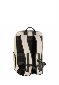 Zaino in materiale beige chiaro con spallacci imbottiti neri e schienale in rete. Il design include cerniere e fibbie laterali regolabili per una vestibilità sicura.