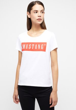 Weißes Baumwoll-T-Shirt mit rundem Halsausschnitt und kurzen Ärmeln. Besitzt ein rotes rechteckiges Grafikdesign mit dem Wort "MUSTANG" in weißen Buchstaben.