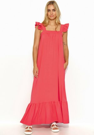 Koronkowa długa sukienka w kolorze koralowym, z falbanami na ramiączkach, marszczoną górą i rozkloszowanym hemem. Wykonana z lekkiego materiału, z bocznymi kieszeniami.