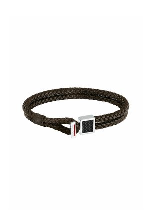 Bracciale in pelle intrecciata marrone con una fibbia quadrata in argento che presenta un inserto nero testurizzato e un piccolo etichetta rossa con la scritta "SECTOR."