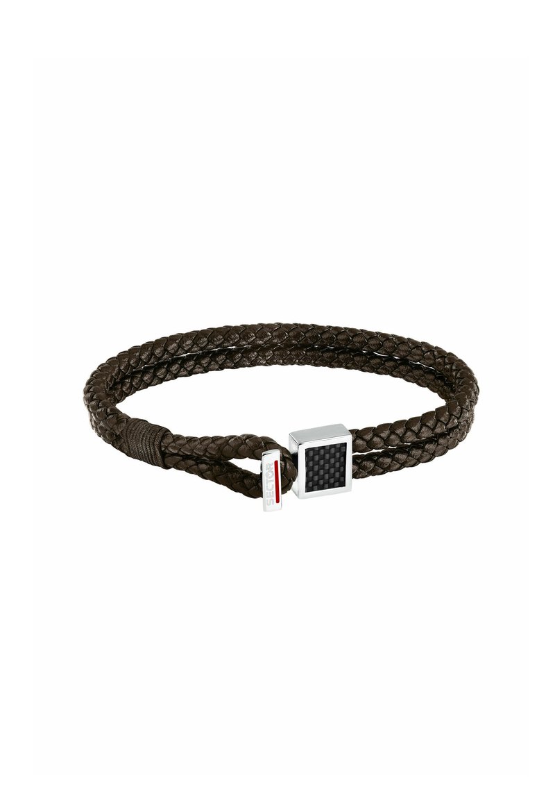 Bracciale in pelle intrecciata marrone con una fibbia quadrata in argento che presenta un inserto nero testurizzato e un piccolo etichetta rossa con la scritta "SECTOR."