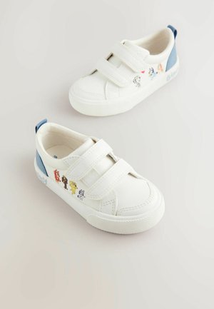 Hvide sneakers med velcroremme, blå accenter og print af tegneseriefigurer. Tekstureret gummisål, letvægtsdesign og rund tå.