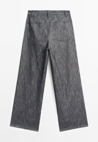 Pantalons en denim à jambes larges dans un délavage gris foncé avec une texture subtile. Comprend deux poches arrière et un ourlet droit. Design classique à cinq poches.