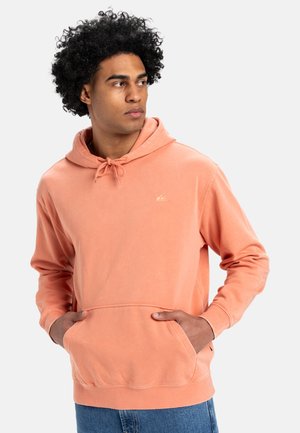 Persimmon hætte sweatshirt lavet af blødt stof, med en lomme foran og snor. Inkluderer et lille logo på brystet.