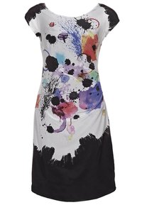 Kortärmad klänning i lätt tyg med en färgglad, splatter-print som främst är i blått, lila och rött, med en enfärgad svart fåll.