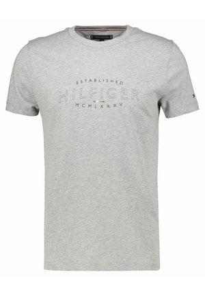 Graues Baumwoll-T-Shirt mit rundem Halsausschnitt, kurzen Ärmeln und gedrucktem "HILFIGER"-Logo mit Gründungsdatum. Subtile Textur, lässiges Design.